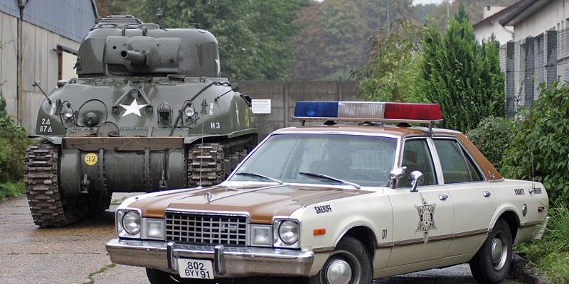 Juste après l’entrée la Plymouth du shérif et le Sherman.