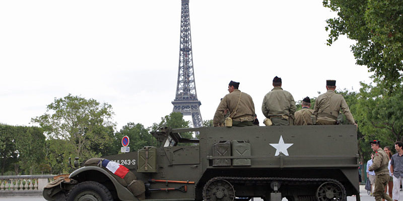 Passage du convoi prés de la Tour Eiffel