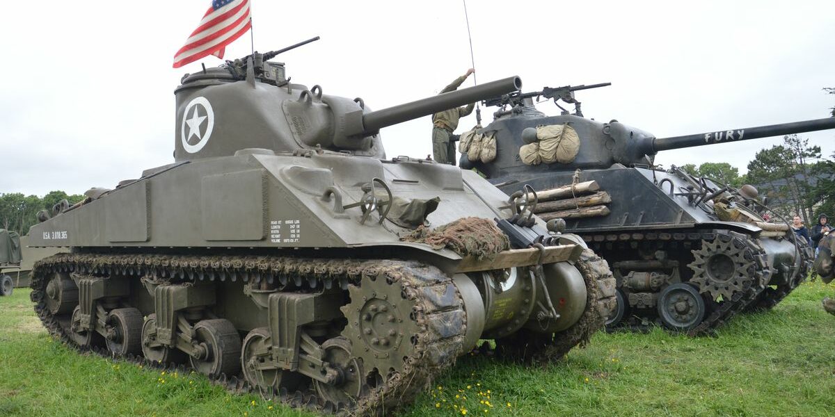 Dog Green Camp Univem Sherman M4A4 et Sherman Fury