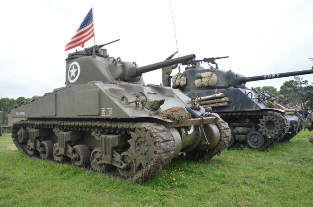 Dog Green Camp Univem Sherman M4A4 et Sherman Fury